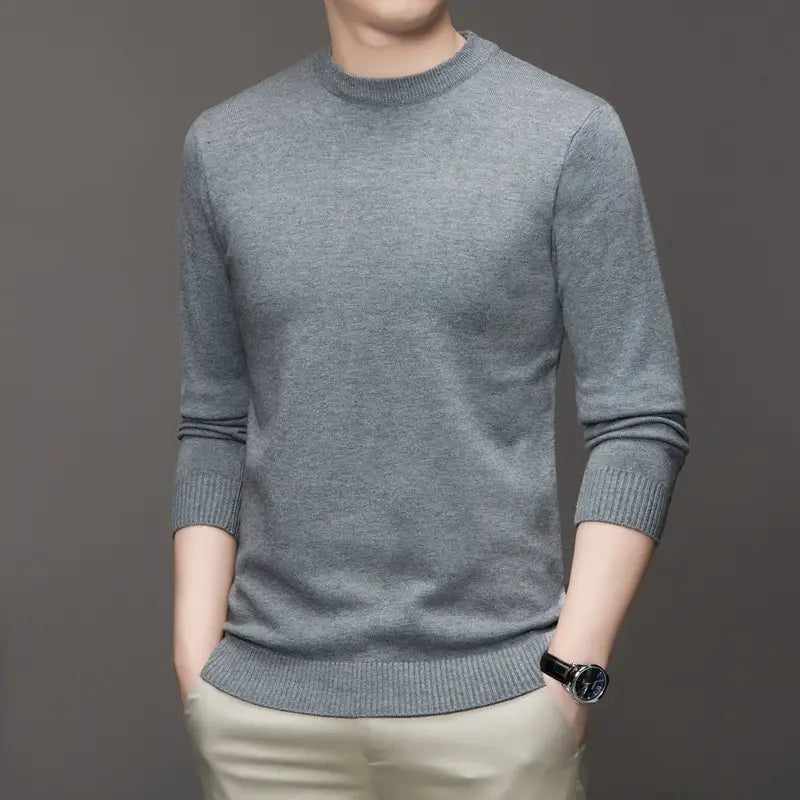 Klassischer Herren-Strickpullover mit Rundhalsausschnitt aus grau meliertem Rippstrick mit gerippten Bündchen und Saum.