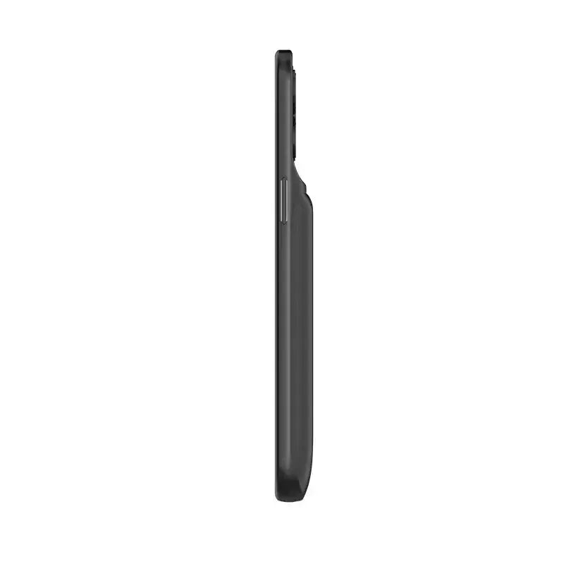 Smartphone noir au design minimaliste épuré et aux bords lisses, présenté avec un étui de batterie de 10 000 mAh pour iPhone Pro Max, mettant en évidence la fonctionnalité du boîtier offrant une capacité d’alimentation prolongée.