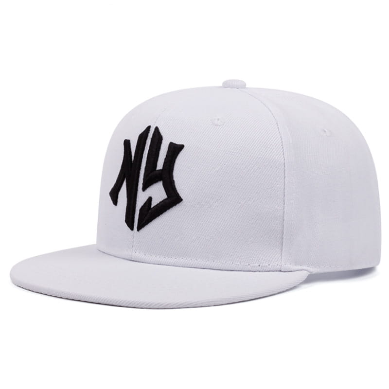 Weiße Snapback-Kappe mit schwarzem besticktem NY-Logo, entworfen als Hip-Hop-Mütze.