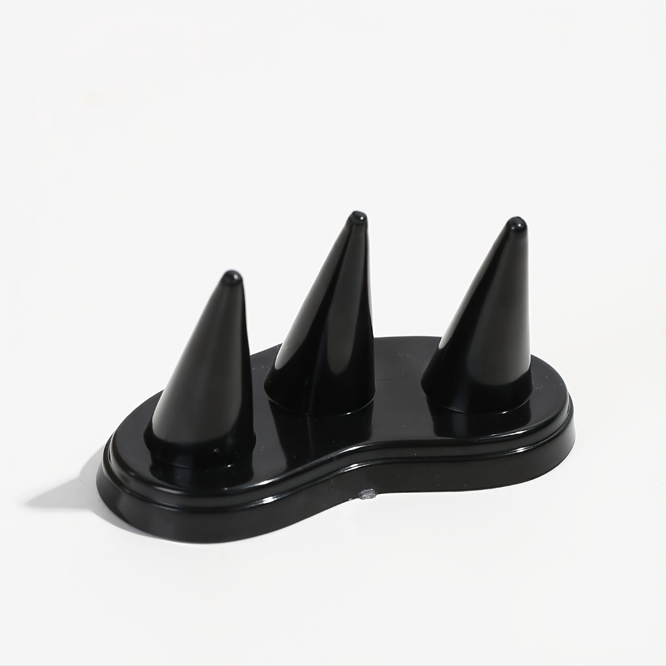 Support de bague en plastique noir, support d’exposition conique, présentant un support à pointe en plastique noir brillant avec trois pointes coniques.