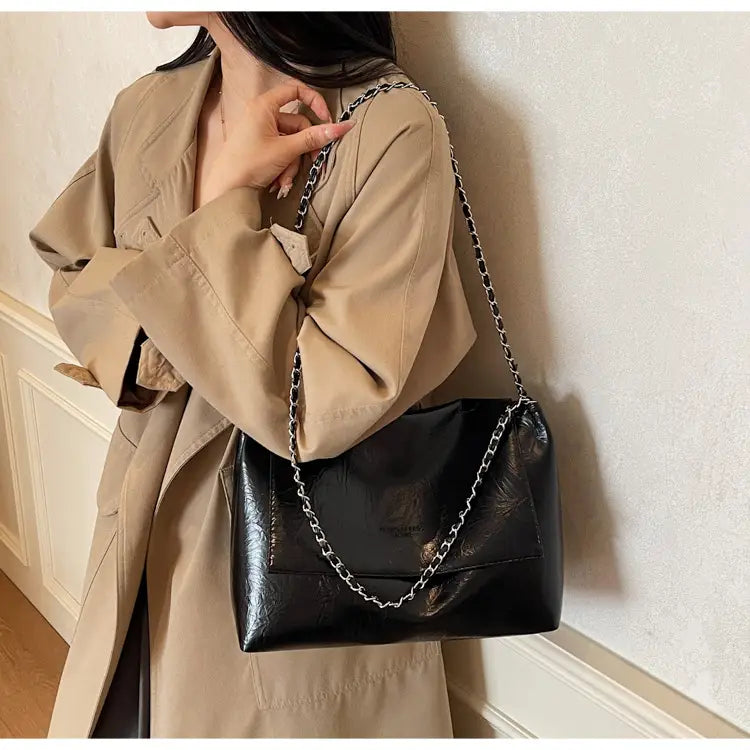 Bolso bandolera negro de charol brillante con correa de cadena plateada, de gran capacidad, bolso tipo crossbody.