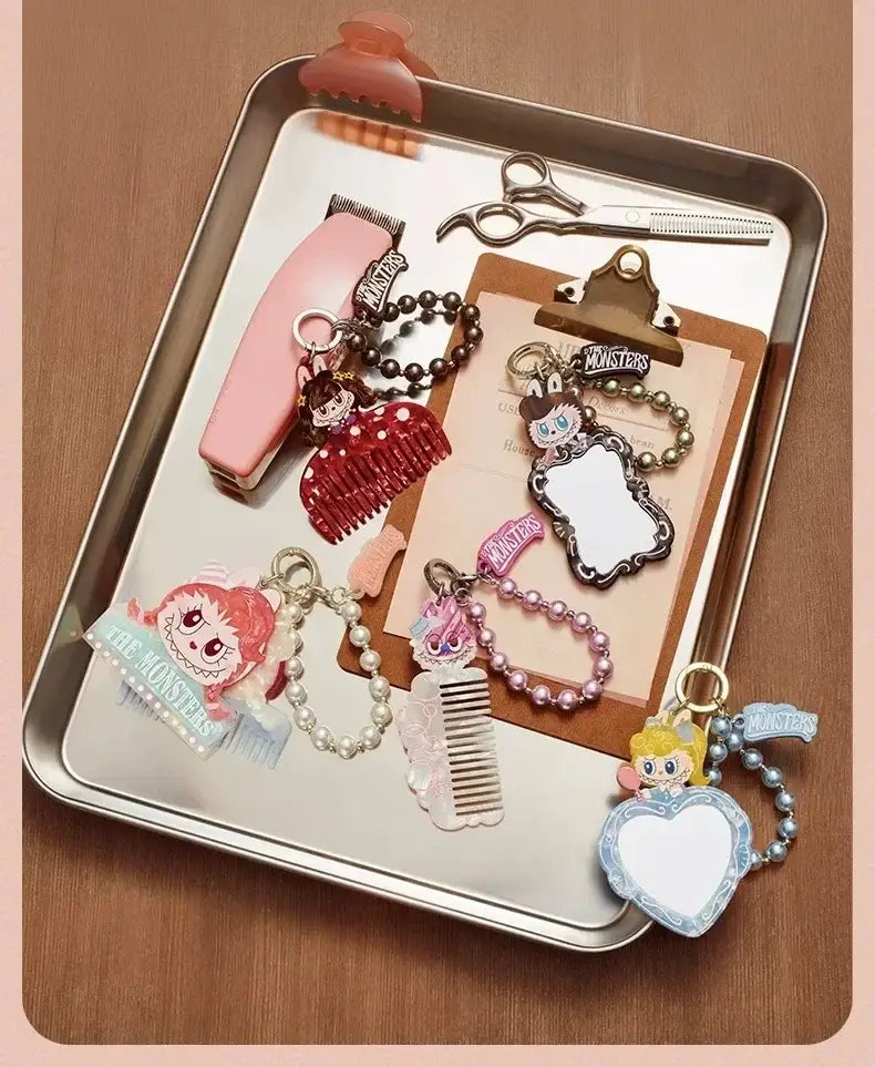 Pop Mart Labuub the Monsters Hair Salon Guess Bag mit rosa- und rotfarbenen Kamm-Schlüsselanhängern im Cartoon-Thema, mit Perlenketten und Figuren-Anhängern.