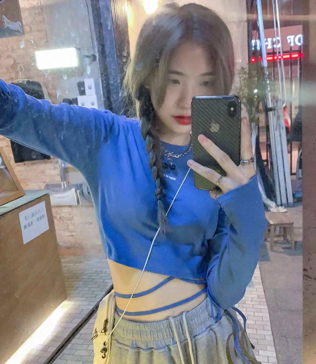 Schwarze iPhone-XS-Max-Schutzhülle mit Kohlefaser-Textur, von der Rückseite gezeigt, passend zu Damen-Langarm-Crisscross-Crop-Top Produkt.