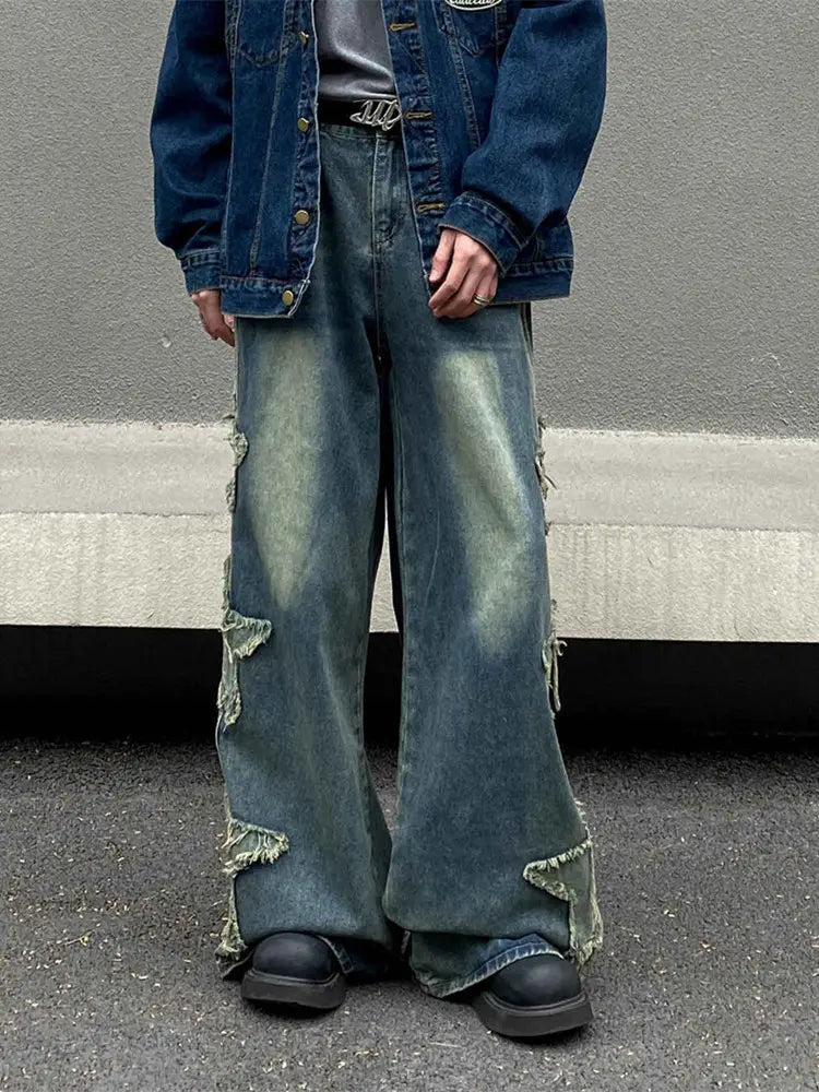 Jeans en denim délavé et déchiré baggy style y2k avec un délavage bleu décoloré, présentant une conception wide-leg avec des détails effilochés et déchirés sur les jambes.