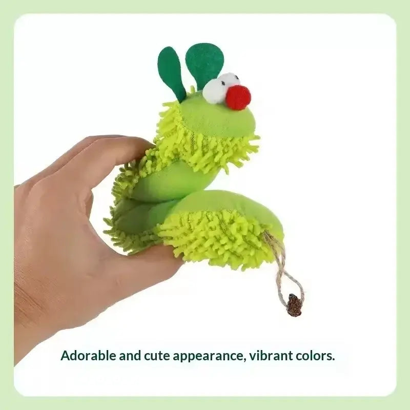 ふわふわした質感と刺繍の緑色のアンテナを備えた、ライムグリーンのイモムシ型プラッシュ製キャットニップ・キャットトイであり、インタラクティブに遊べ、ペット用品としても適した設計です。