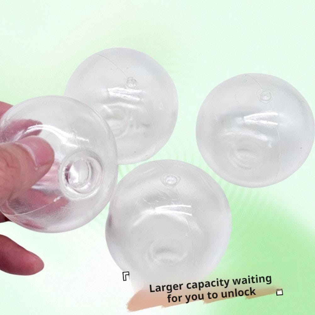 Des sphères en plastique transparentes présentant une finition lisse et brillante, ainsi que de petites indentations circulaires sur le dessus, pour le jouet antistress sensoriel fait main en forme de balle molle.
