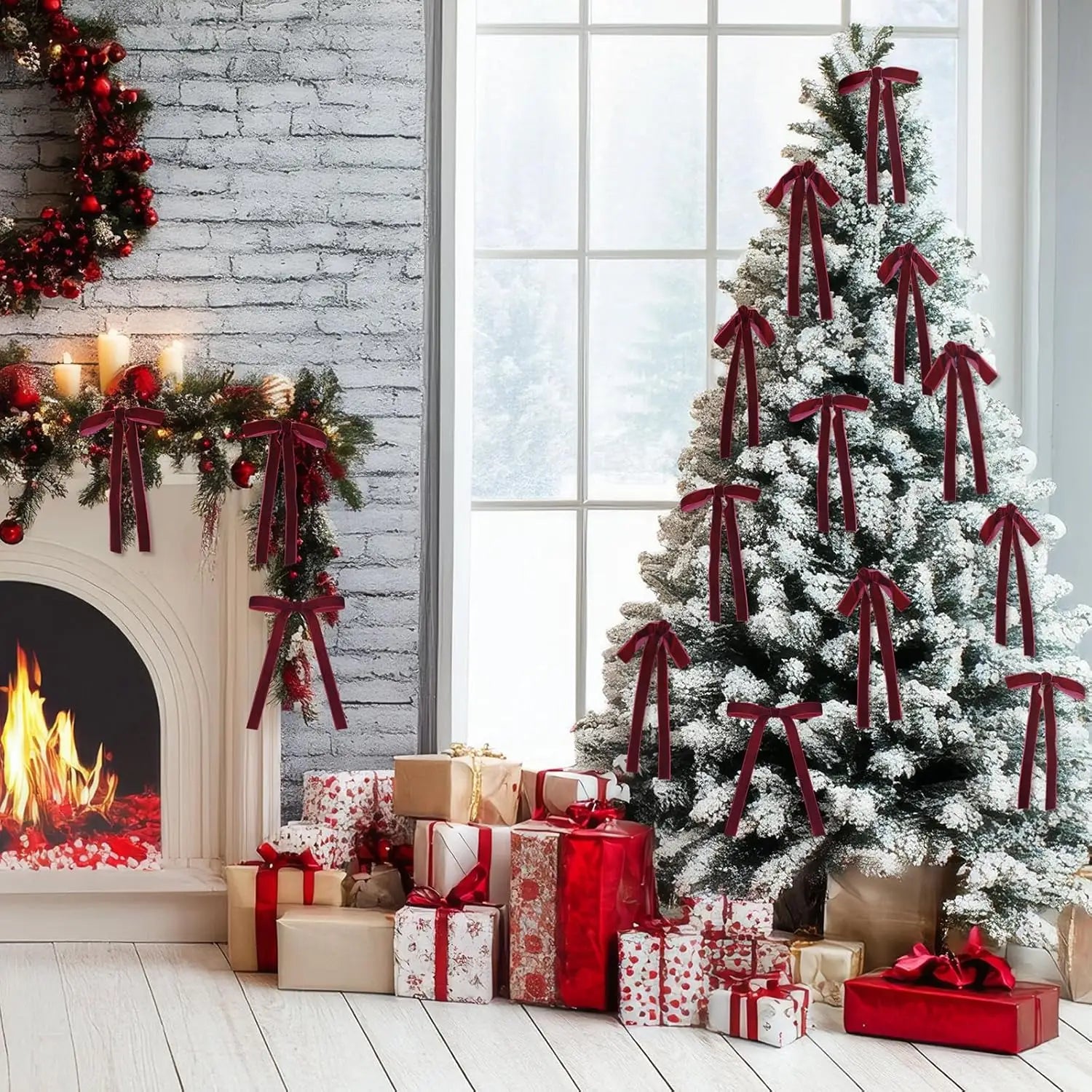 Vereister Weihnachtsbaum, geschmückt mit tiefroten Samtschleifen aus dem Set „24 Stück Samtschleifen für Weihnachtsbaum-Ornamente“.