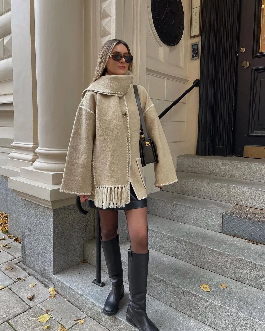 Abrigo oversize de mezcla de lana beige con dobladillo con flecos y cierre con botones, con ribete a contraste.
