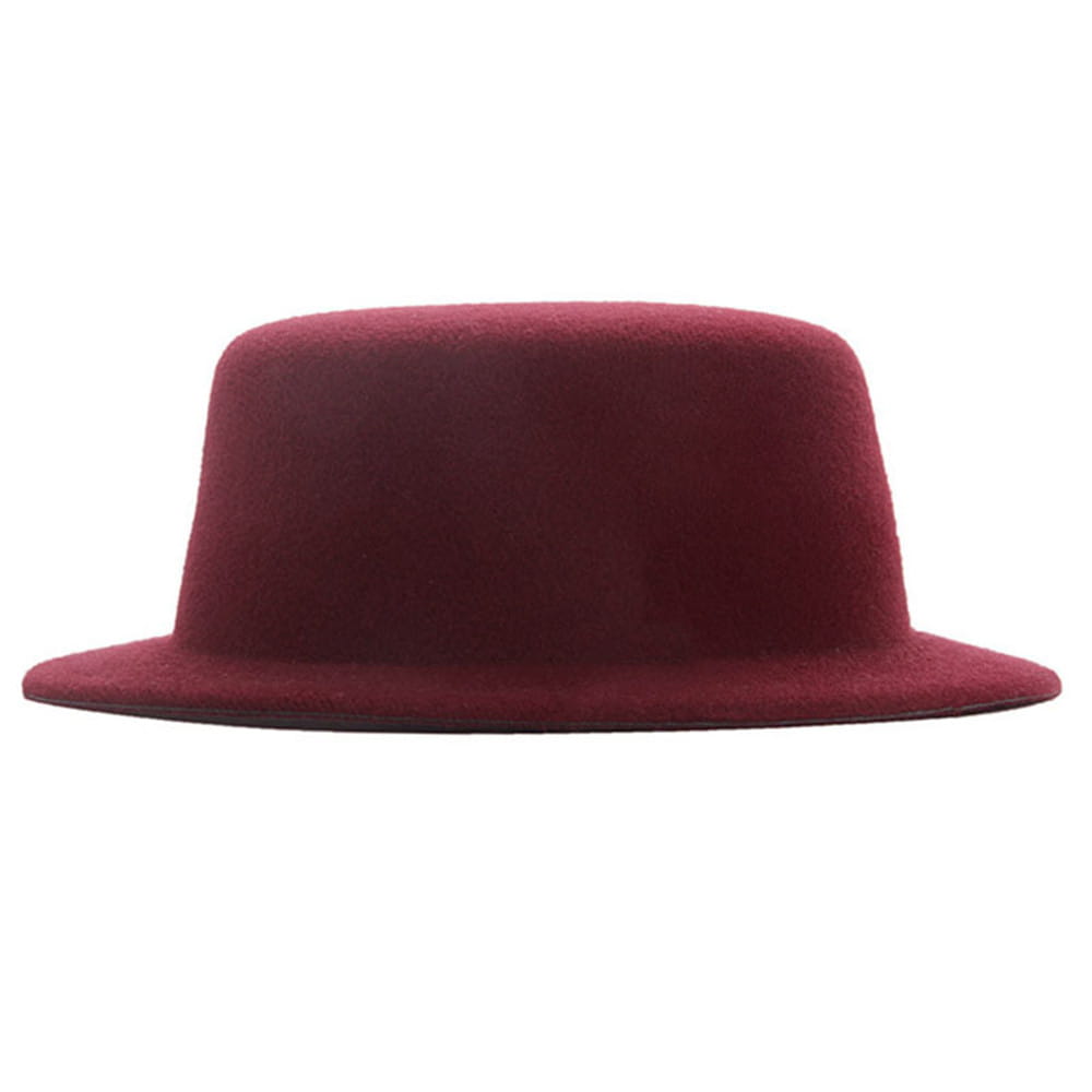 Un fedora en feutre bordeaux riche, à calotte lisse légèrement arrondie et bord plat large, conçu comme accessoire de mode pour chapeau de poupée en peluche pour des poupées de 60 cm.