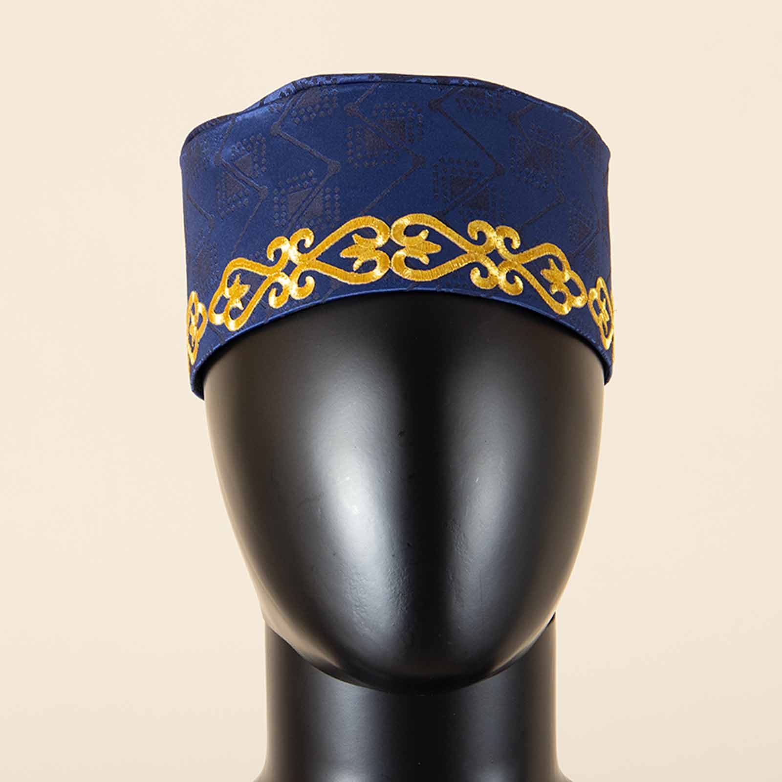 Dunkelblaue Satin-Muslim-Gebetsmütze mit einem gold bestickten Band und aufwendiger Zierornamentik.