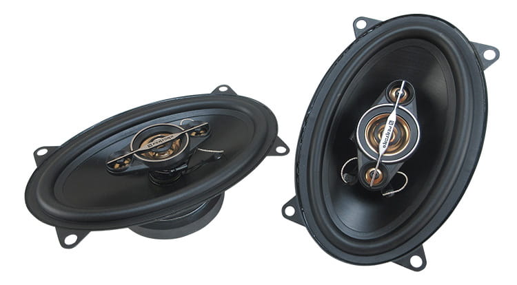 Schwarze oval geformte 4x6-Autolautsprecher mit einem silbernen und schwarzen Hochtöner-Modul mit dem Stryker-Brand-Logo und einer 500-W-Koaxial-Audio-Kapazität.