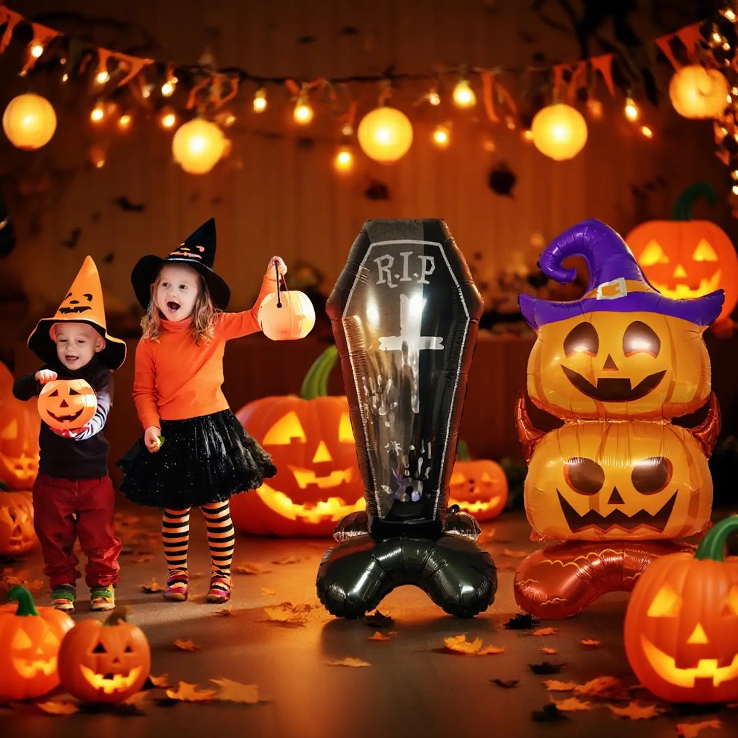 巨大ハロウィーンのスタンディング・パーティー装飾用の、リップ・アンド・クロス（裂け目と十字）のデザインが施された黒い膨張式の棺型ホイル風船。