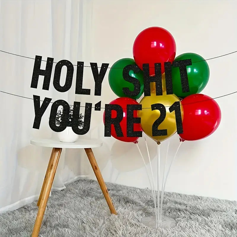Un conjunto de globos brillantes de color rojo, verde y dorado dispuesto como ramo festivo, como parte de una decoración de fiesta de cumpleaños de aniversario negro.
