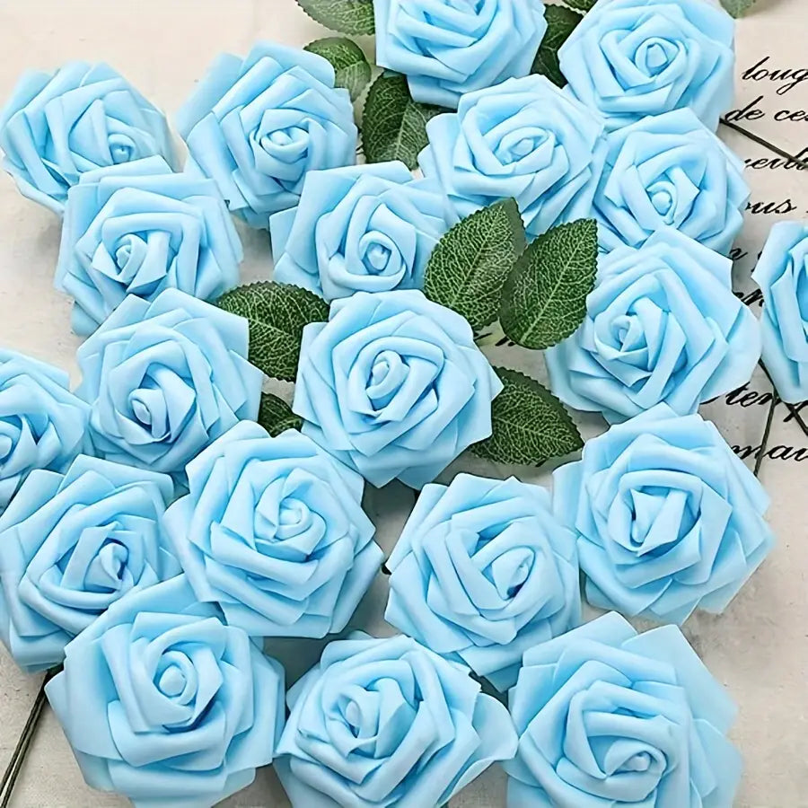 Des roses en mousse de fleurs artificielles bleu clair, avec des feuilles vertes et des tiges, pour la décoration.
