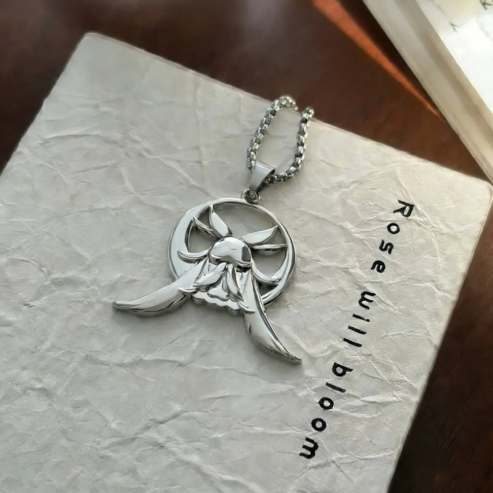 Silbergetönte Anhängerhalskette mit einer detaillierten Engelsfigur mit Flügeln und fließendem Haar aus der Genshin-Impact-Columbina-Cosplay-Kollektion, an einer passenden Kette aufgehängt, ideal für Banküberweisungs-Käufe.