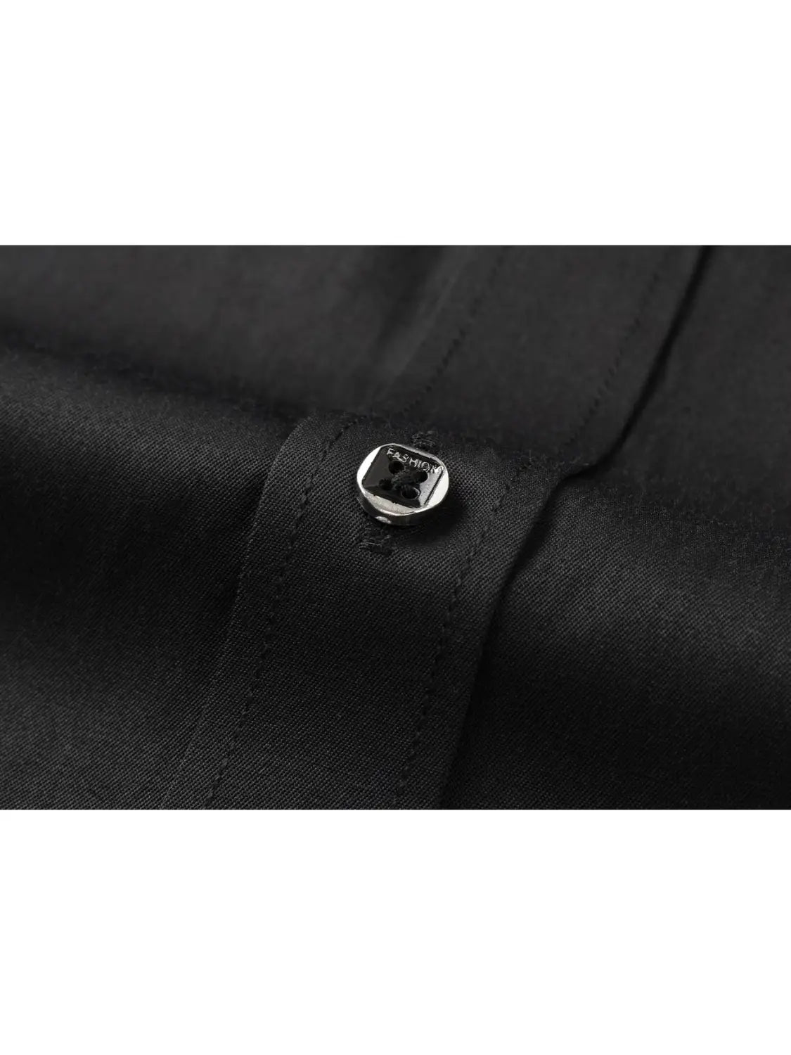 Ein eleganter silberner, gravierter Modeknopf auf dem schwarzen Stoff eines Herren-Hemds mit langen Ärmeln im Business-Casual-Look aus elastischem, einfarbigem Stoff.