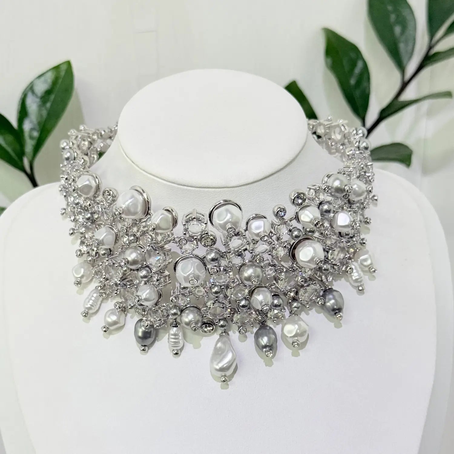Collar tipo gargantilla de perlas plateadas y grises con trabajo metálico intrincado del conjunto de joyería de cristal que incluye un collar de plata, pendientes y una pulsera.