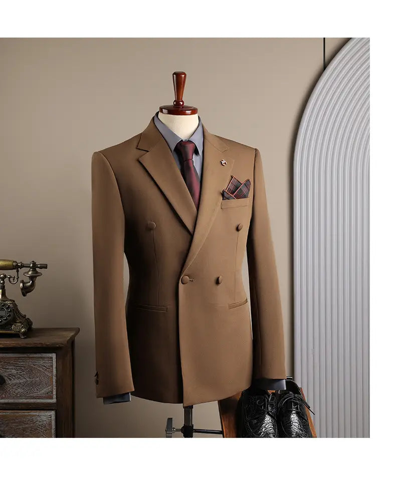 Veste de costume d’affaires pour homme camel slim fit à double boutonnage, confectionnée avec précision, avec revers crantés et boutons assortis, idéale pour les occasions d’affaires en mode masculine et de soirées décontractées.