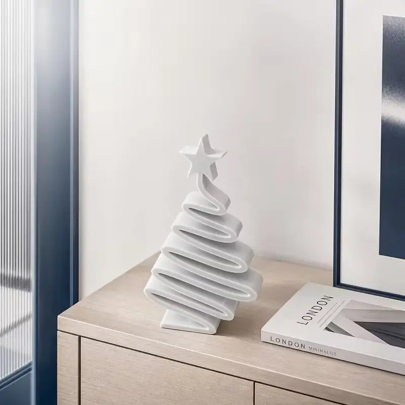 Weiße Keramik-Spiral-Weihnachtsbaum-Desktop-Deko mit roter festlicher Sternspitze und geformtem, geschichtetem Design.