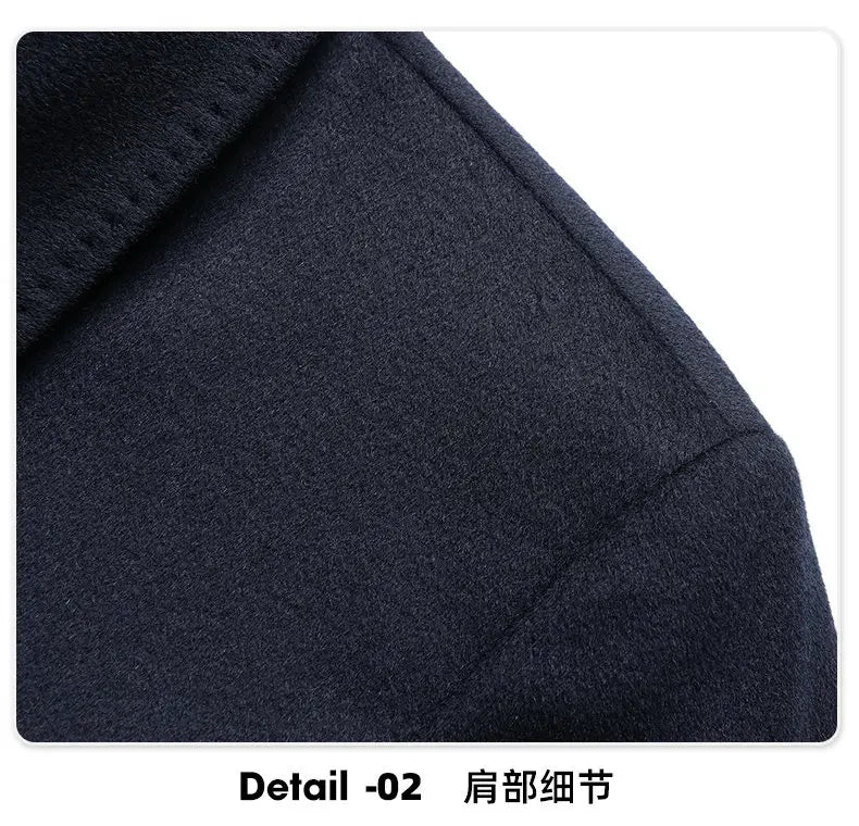 Manteau d’hiver à fermeture éclair pour homme en laine 100 % en bleu marine foncé, avec un détail d’épaule en laine et une finition de tissu légèrement chiné texturé.