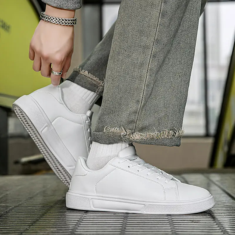 Weiße Ledersneaker im Freizeitstil mit einem klaren minimalistischen Design und strukturierten Gummisohlen für sportliche Leichtgewichtsanwendungen.