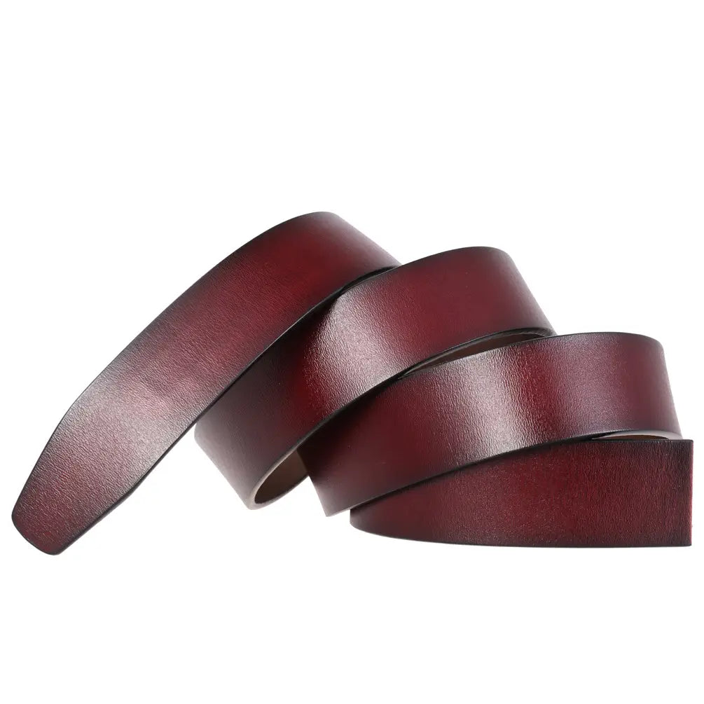 Une sangle de ceinture en cuir à cliquet pour homme en bordeaux riche, sans trous, 3,5 cm, avec une finition lisse légèrement brillante et des bords nets.