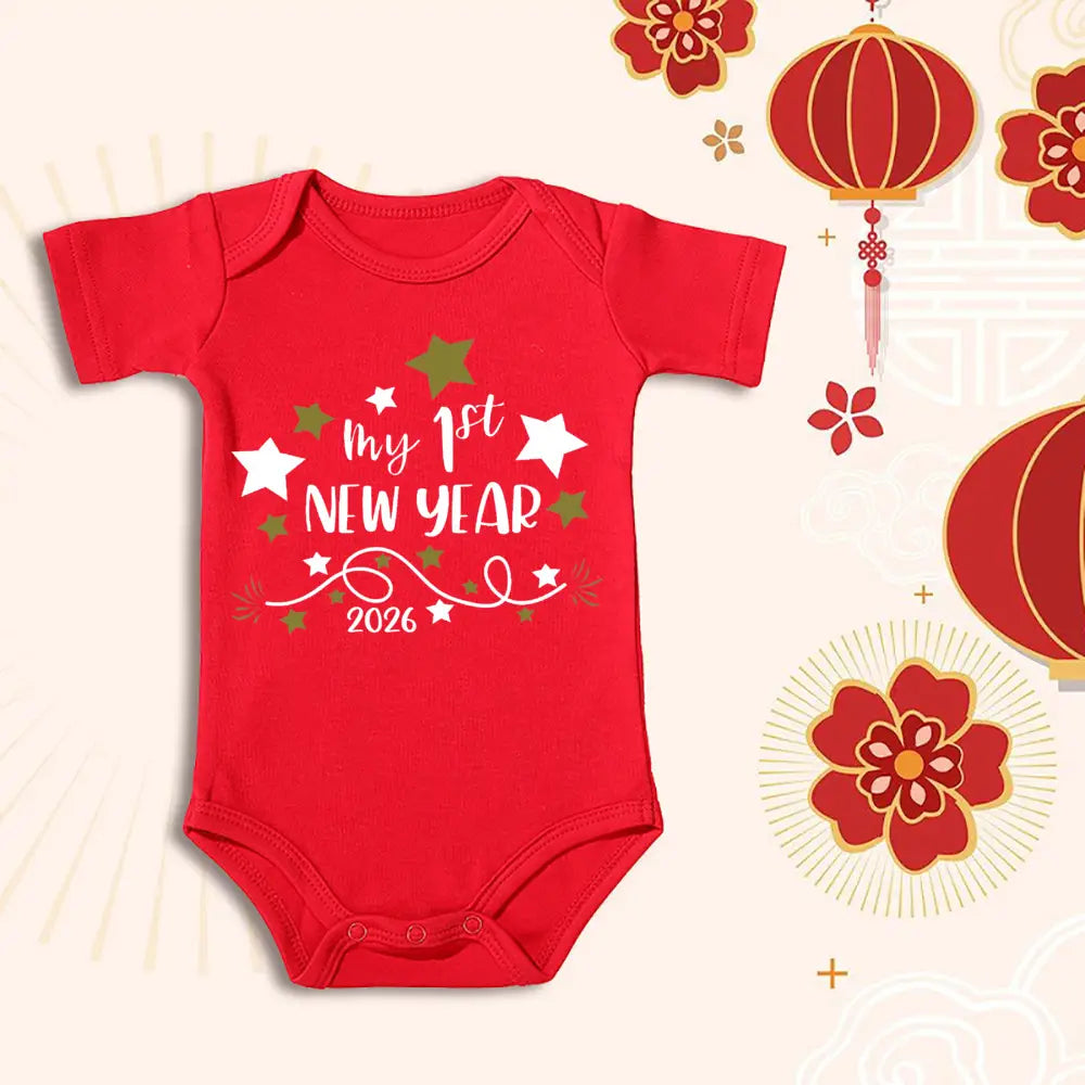 Combinaison-bermuda en coton rouge pour bébé, avec « Mon 1er nouvel an 2026 » imprimé en blanc et en étoiles vertes, pour célébrer le premier nouvel an.