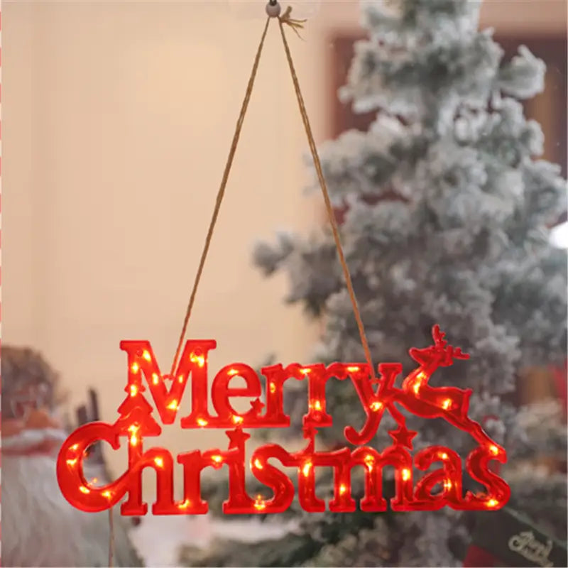 赤く発光する“メリークリスマス”の吊り下げ装飾として、トナカイのシルエットを備えた、LEDの“メリークリスマス”レターライトのストリングガーランド。