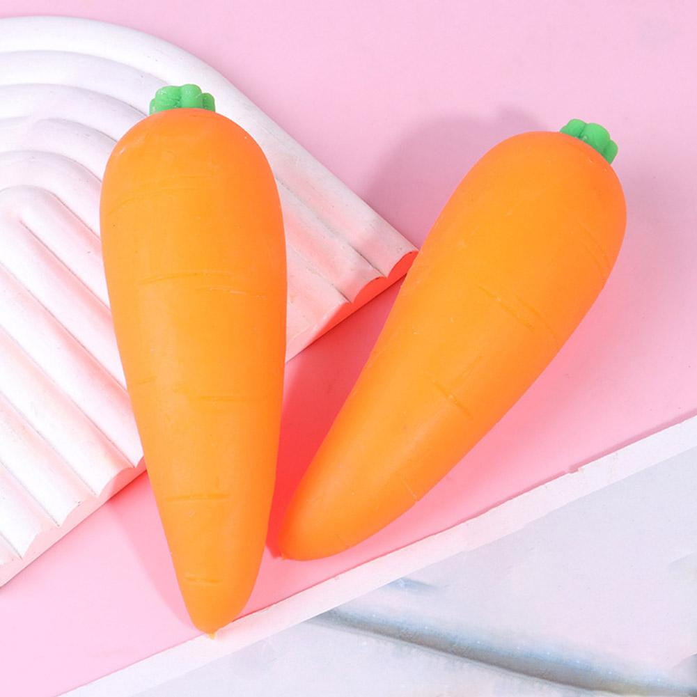 Juguete de estrés esponjoso en forma de zanahoria naranja de elevación lenta hecho de silicona suave con tapas verdes, diseñado para aliviar el estrés.