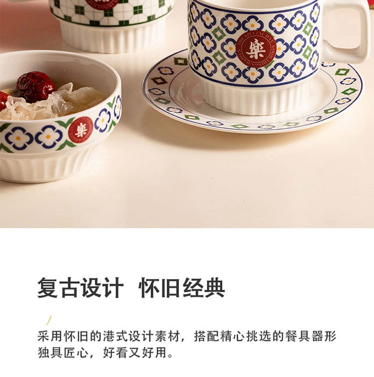 Tasse de couple en céramique pour mariage chinois présentant une tasse en céramique blanche avec des motifs floraux bleu et vert, ainsi qu’un emblème circulaire rouge portant des caractères chinois.