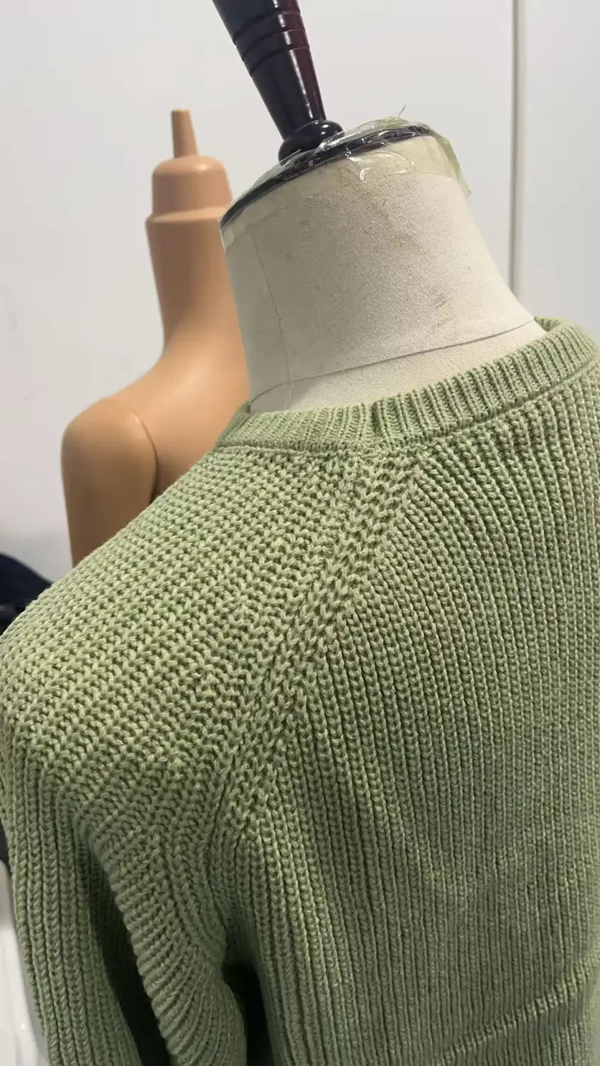 Herren-Chunky-Strickpullover lässig mit Crewneck-Pullover, in sanftem Salbeigrün-Rippstrick mit geripptem Halsausschnitt und strukturierter Musterung, auf einer Schaufensterpuppe präsentiert.