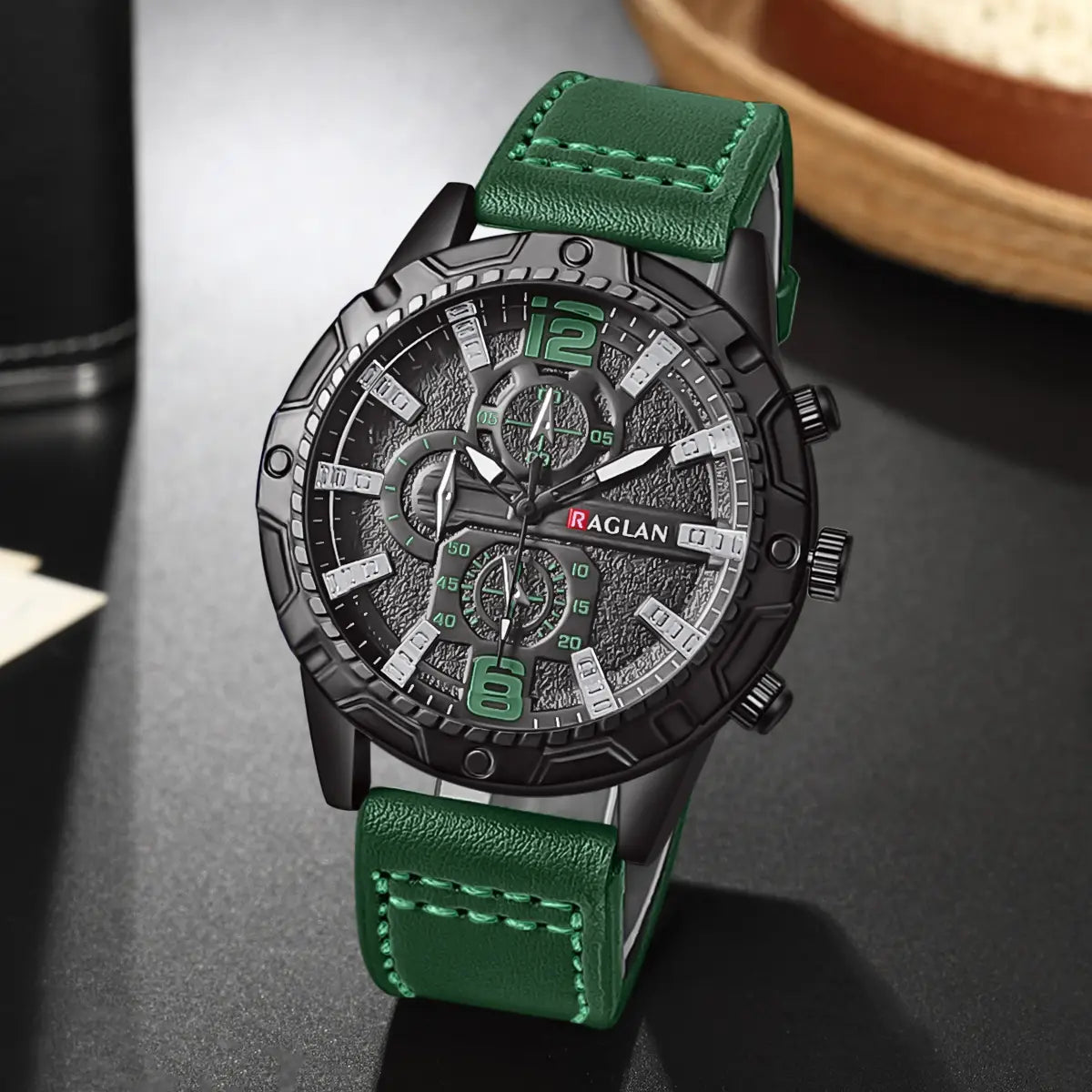 Montre à quartz pour homme avec chronographe, en cuir, avec bracelet en cuir vert, boîtier noir et accents verts, présentant un design sportif robuste.