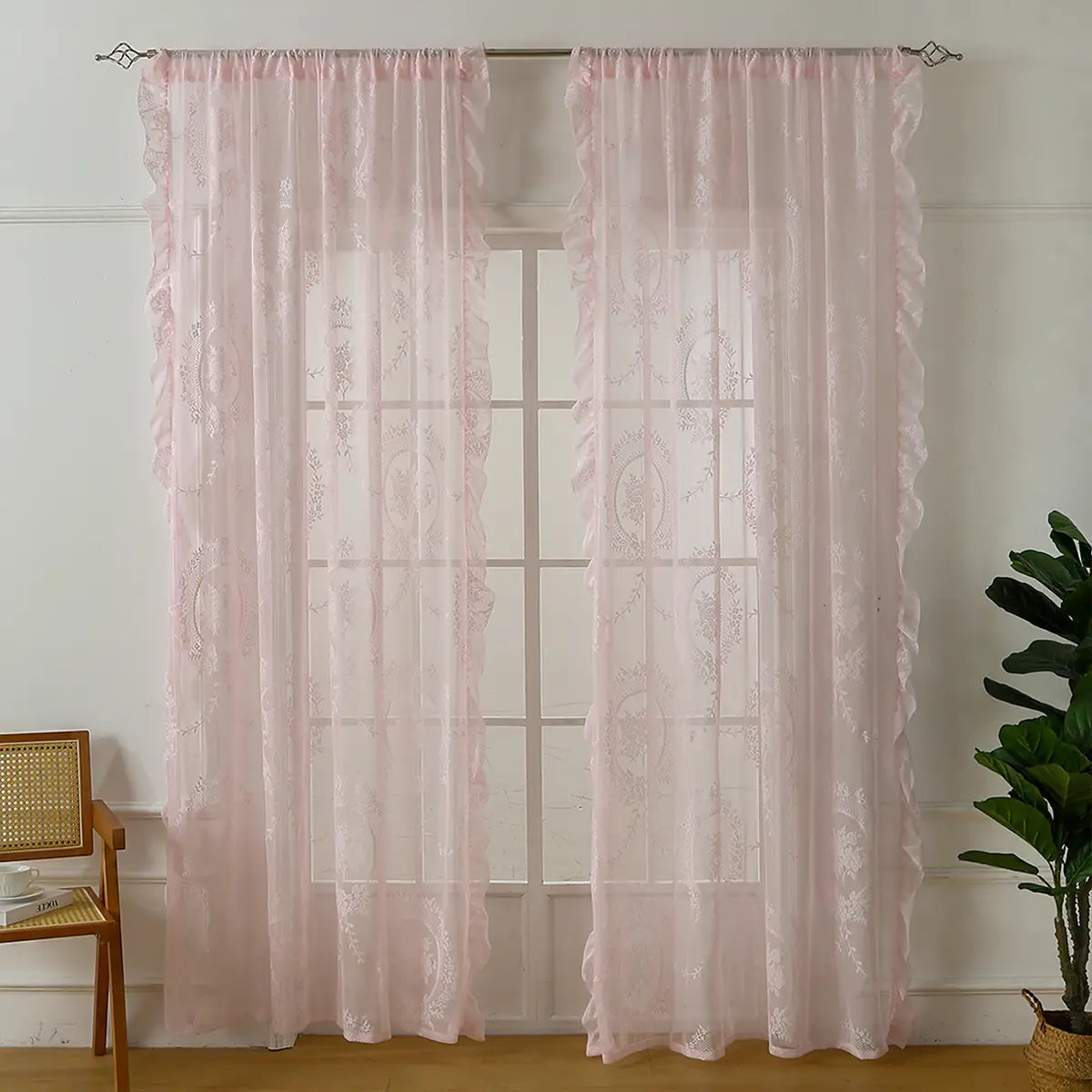 Cortinas de encaje rosa con delicada bordadura floral y bordes fruncidos, con un bolsillo para barra de soporte circular para colgar con facilidad