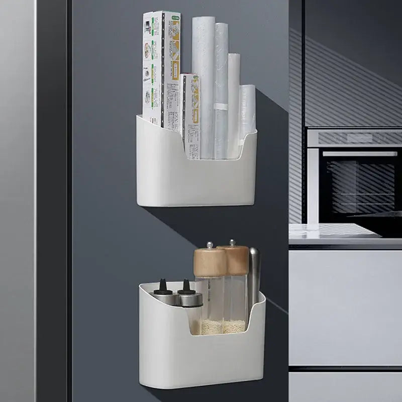 grille de rangement murale blanche en plastique à fixation adhésive, caractéristique d’organisateur de cuisine, contenant des rouleaux de papier aluminium et des pots à épices, comme caractéristique d’organisateur d’évier