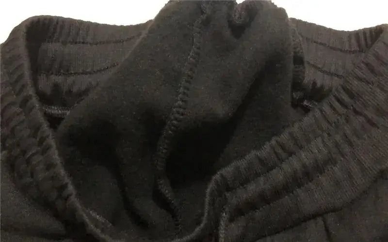 Herren-Adidas-Sweatpants für sportliches Joggen in schwarzem geripptem Strickstoff mit einer strukturierten und elastischen Optik.