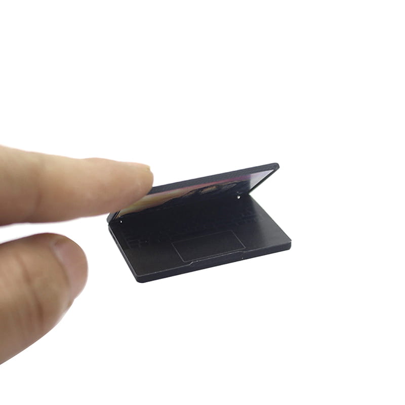 Schwarzes Miniatur-Laptop-Modell mit glänzender Oberfläche und klappbarem Bildschirm für 1:12-Minilaptop-Puppenstuben-Zubehör.