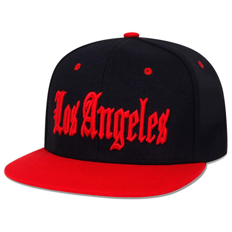 Casquette snapback noire et rouge présentant « Los Angeles » brodé en lettres gothiques rouges audacieuses sur la partie avant.