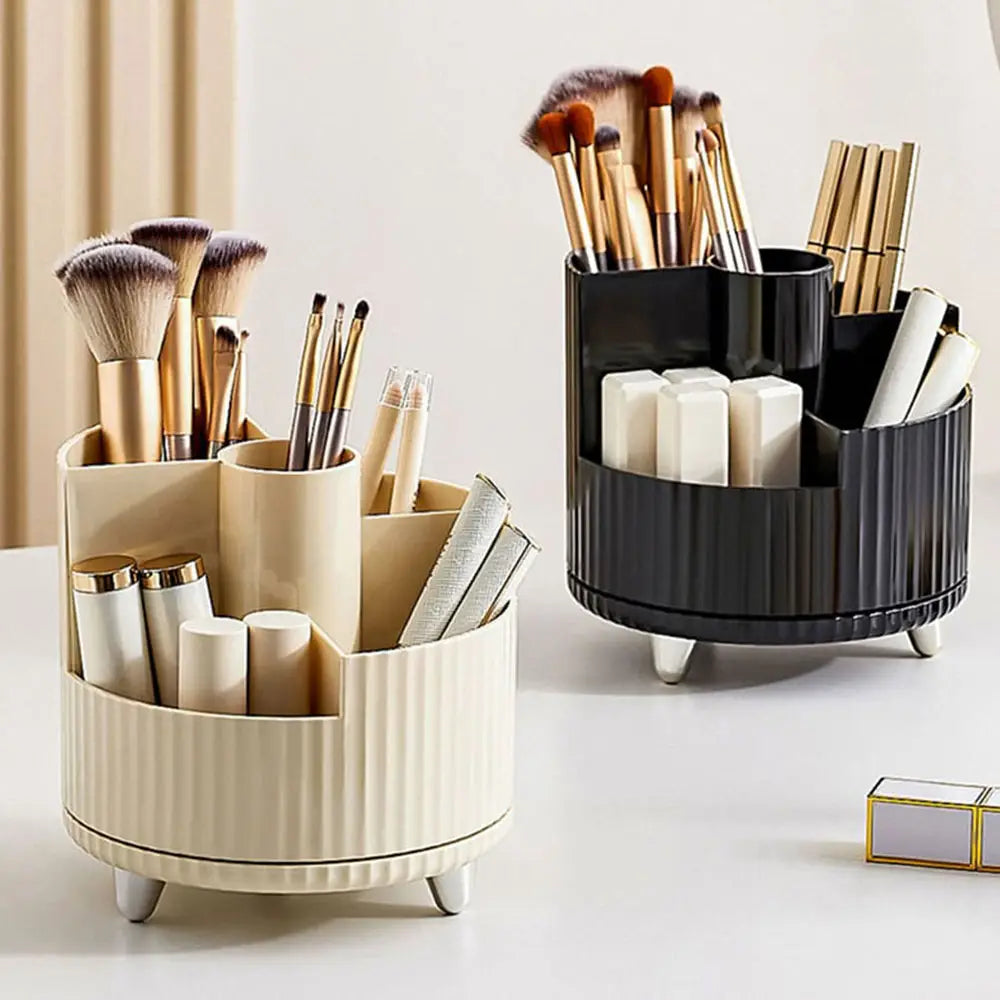 Boîte de rangement pour bureau en plastique côtelé beige, avec trois pieds et plusieurs compartiments, conçue comme un organisateur de rangement rotatif à 360 degrés pour les pinceaux à maquillage et les produits de soin.