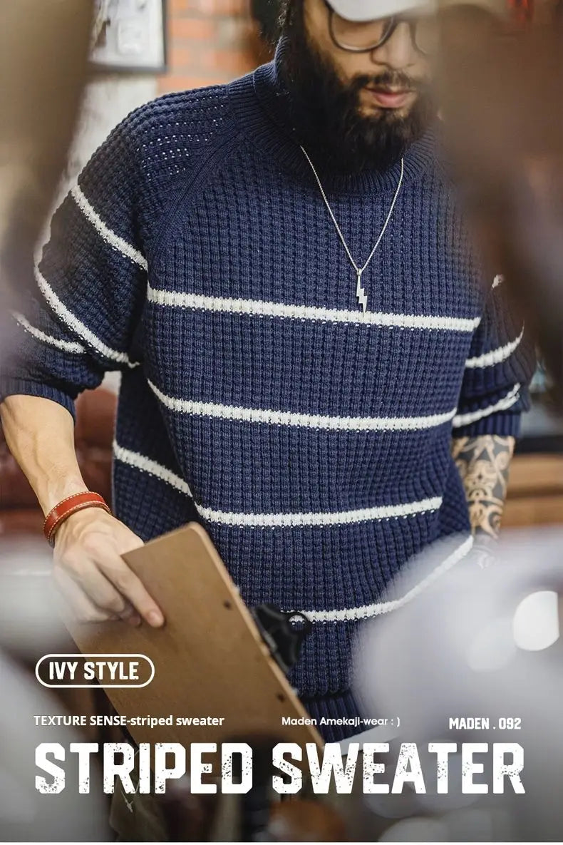 Navyblauer und weißer gestreifter Strukturstrickpullover mit Rollkragen-Design für Herren, ideal für warme Strickkleidung im Winter.