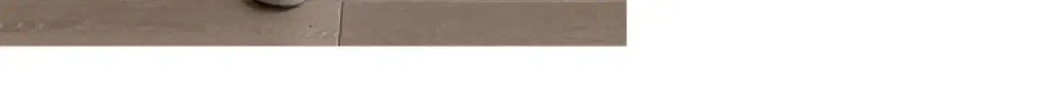 Carrelage en céramique beige à finition lisse et brillante, avec des veinures discrètes, présenté à côté d’une jupe longue maxi plissée à volants superposés blanche.