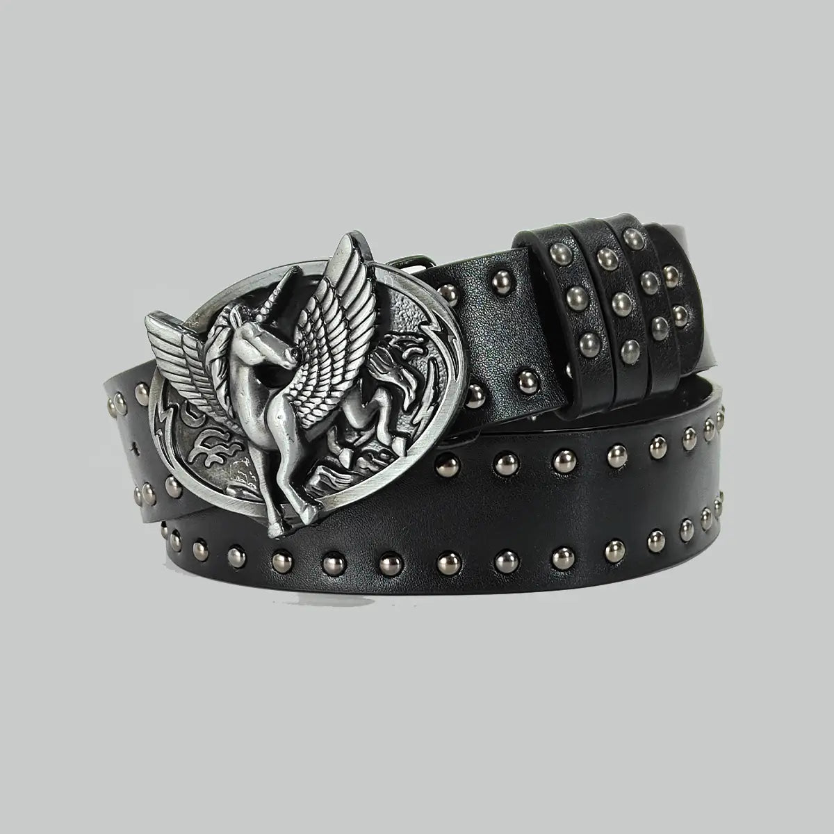 cinturón de cintura negro de cuero en estilo y2k con hebilla de unicornio alado en tono plateado y filas de tachuelas metálicas con un diseño de cruz bohemia en cuero sintético tipo pu
