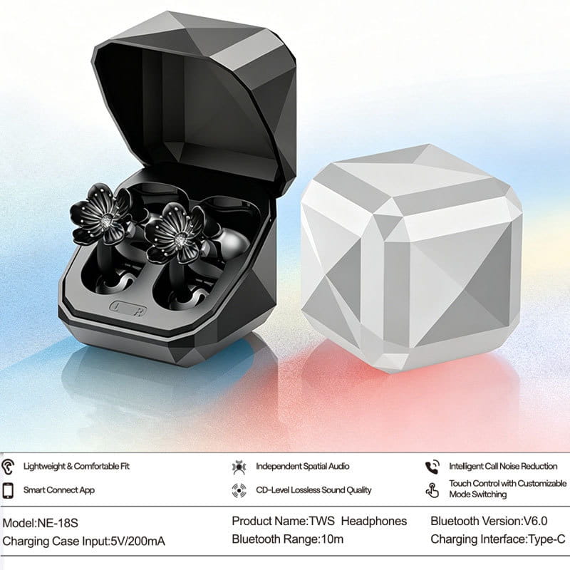 schwarzes, diamantförmiges Ladeetui mit einem Paar schwarzer Bluetooth-TWS-Ohrhörer mit floralen Ohrring-Akzenten und silbernen Details, mit kompakter und praktischer Ausführung sowie fortschrittlicher Bluetooth-Version-Konnektivität