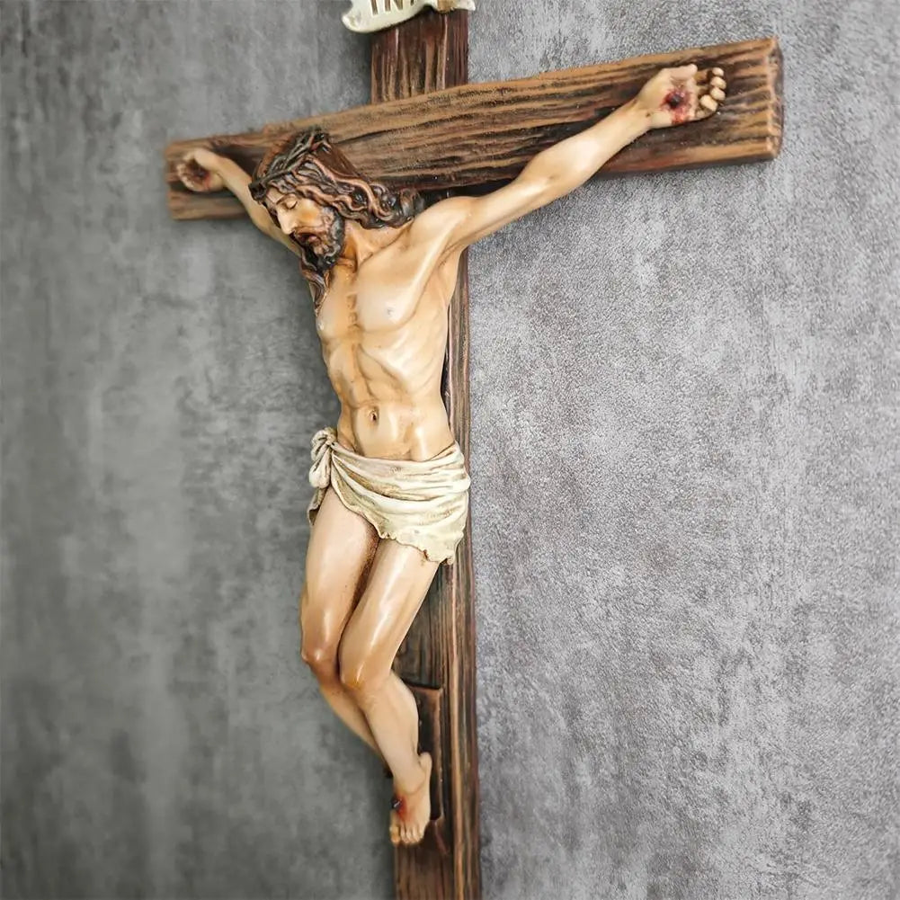 Crucifijo de madera de resina en forma de figura de cruz pascual, con una figura esculpida detallada de Jesús en tonos de piel realistas, sobre una cruz de madera marrón texturizada para decoración religiosa del hogar.