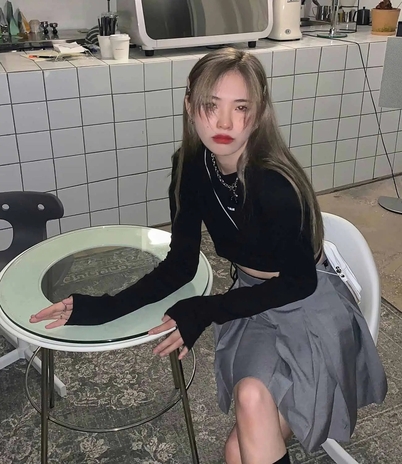 Damen-Langarm-Crisscross-Crop-Top in Schwarz mit fingerlosen Handschuhen und weißem Besatz für einen stilvollen und bequemen Sitz.