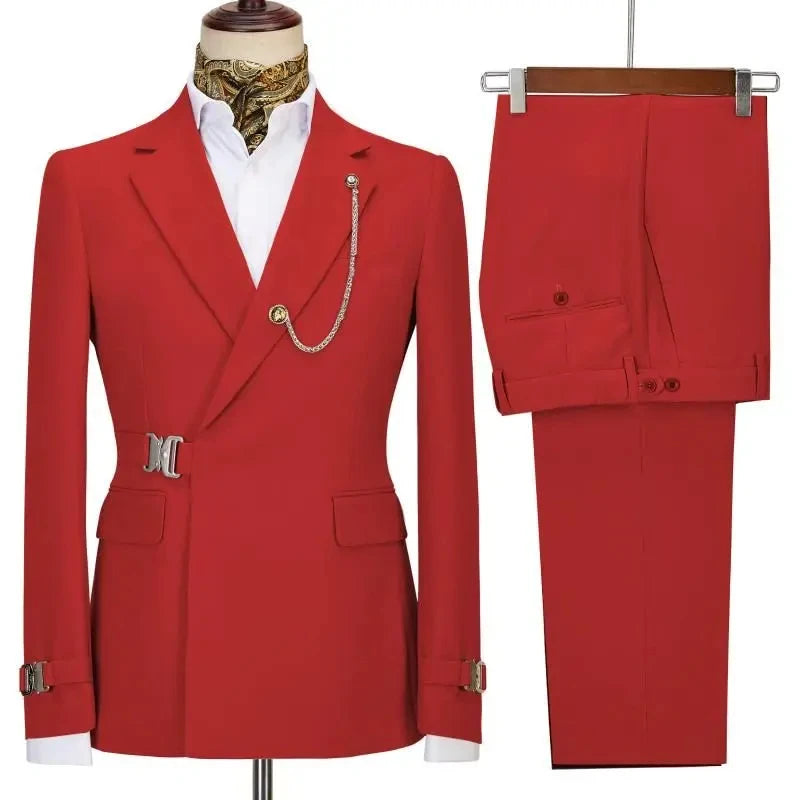 Ensemble deux pièces slim fit pour homme, design italien, en rouge vif, avec coupe ajustée, épingle à chaîne dorée et boucle de ceinture argentée.