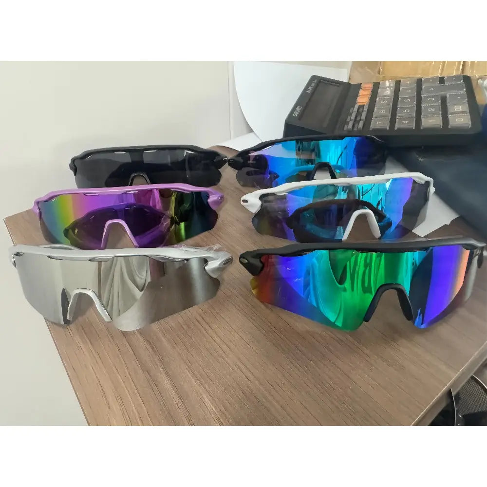 Juego de seis gafas de sol deportivas polarizadas para hombre con protección UV, con lentes y monturas iridiscentes reflectantes y colores vibrantes arcoíris, negro, blanco y plata.