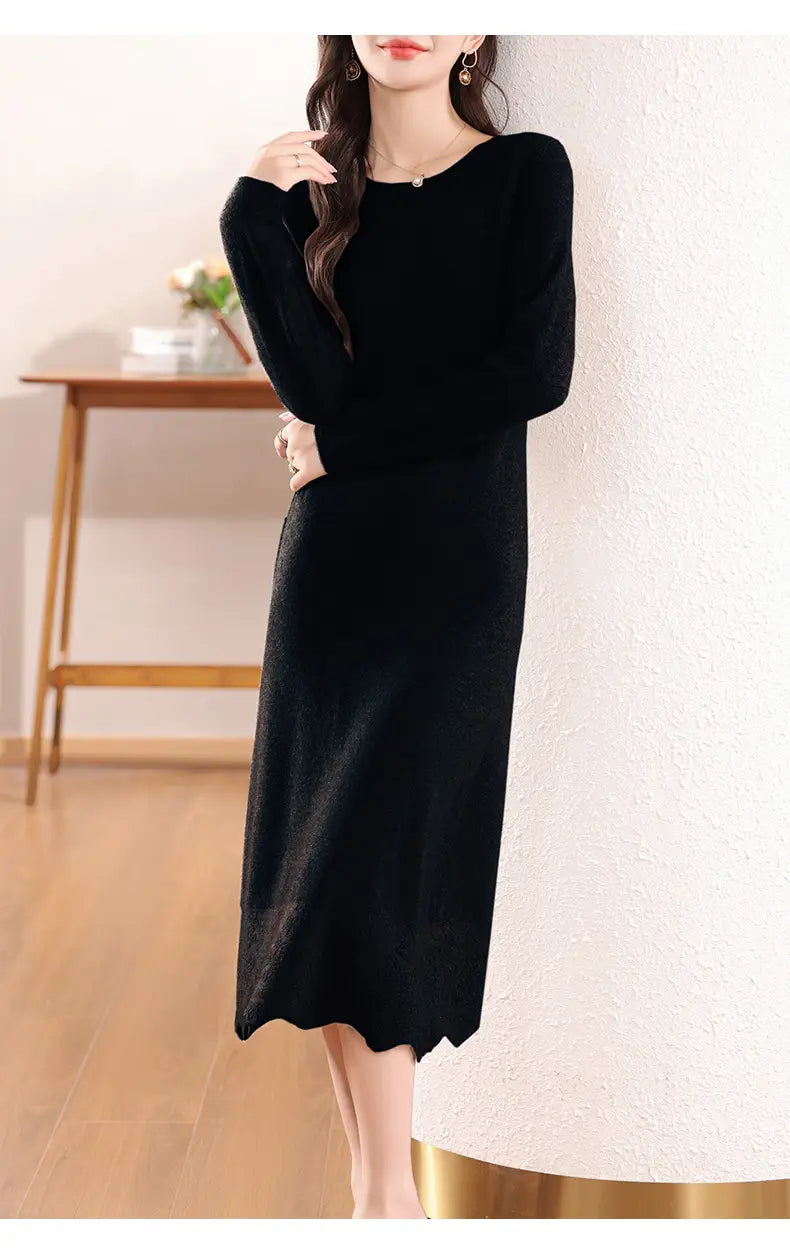 Schwarzes langärmeliges Wollstrickkleid mit Rundhalsausschnitt und gesäumter Volantabschlusslinie, geeignet für das Tragen in Midi-Länge.