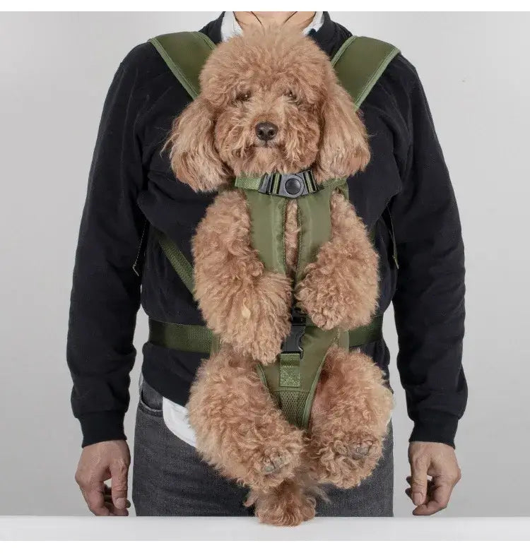 Sac à dos porte-animaux vert olive pour petits chiens et chats, avec sangles réglables et boucle centrale pour un usage sécurisé comme sac à dos de transport