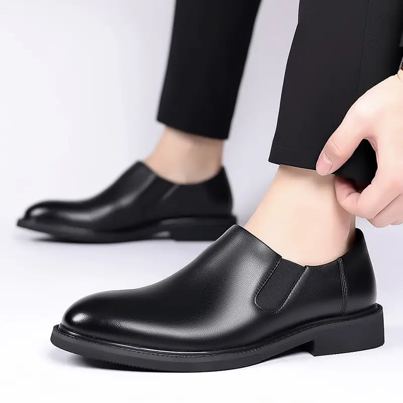 Chaussures habillées à enfiler en cuir noir pour hommes, finition polie et élégante, avec talon à profil bas.