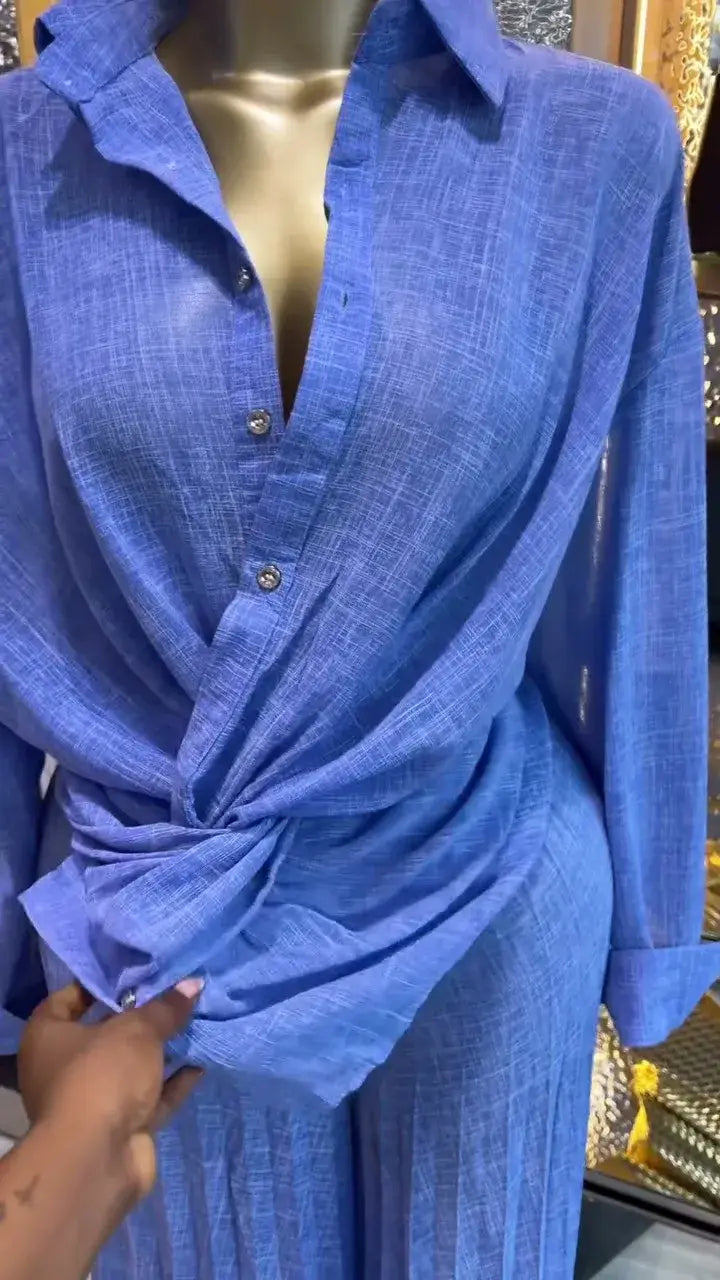 Ein lebhaftes blaues langärmeliges Hemd mit Knopfverschluss mit strukturiertem Webmuster und vorderem Knotendetail, kombiniert mit Damen-Hosen im weitem Bein im Falten-Design in einem Set.